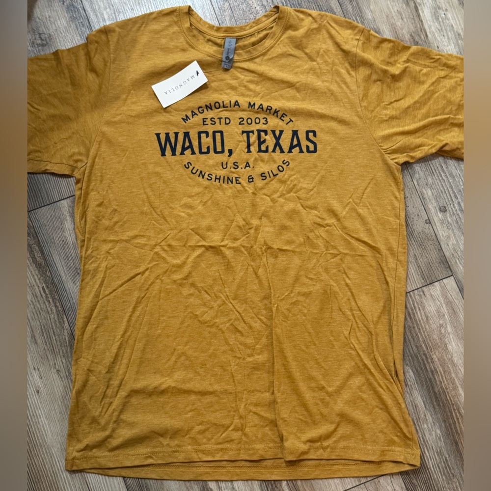 Women’s magnolia tee size lg.